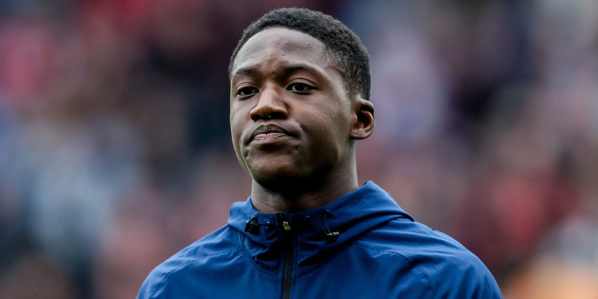 Kobbie Mainoo kiểm soát bóng ở khu vực giữa sân cho Manchester United