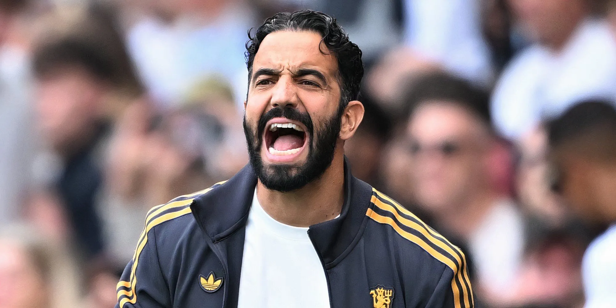 Ruben Amorim ra dấu hiệu chỉ đạo trong một trận đấu của Manchester United