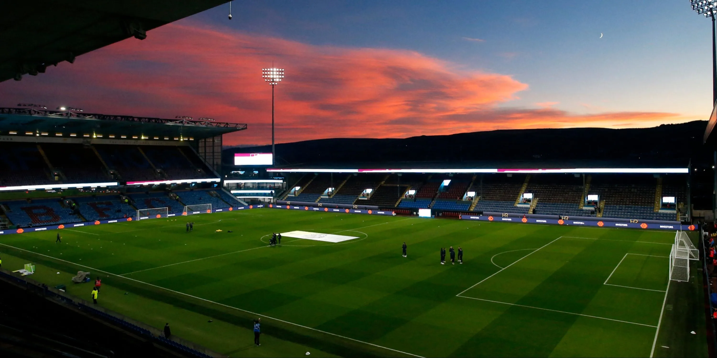 Toàn cảnh sân vận động Turf Moor của Burnley