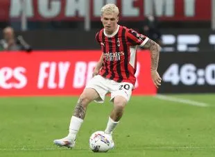 Álex Jiménez trong màu áo AC Milan trước khi được cho Bournemouth mượn — hình ảnh minh hoạ quá trình phát triển sự nghiệp.