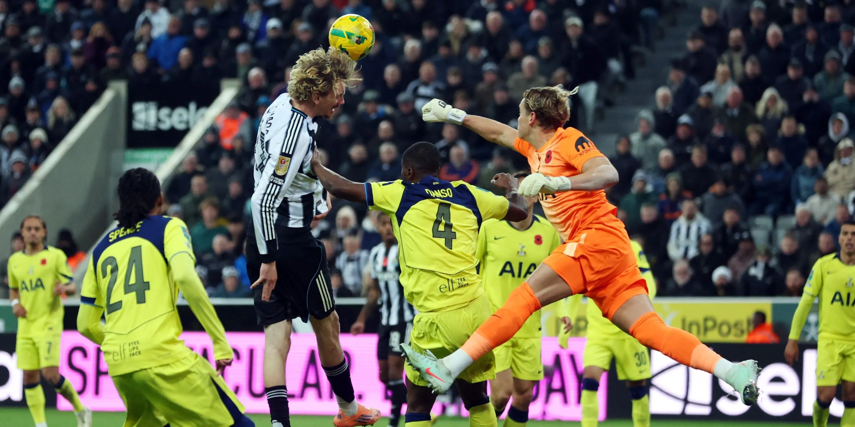 Antonin Kinsky chịu chỉ trích sau pha bắt bóng gây tranh cãi trong trận Newcastle vs Tottenham