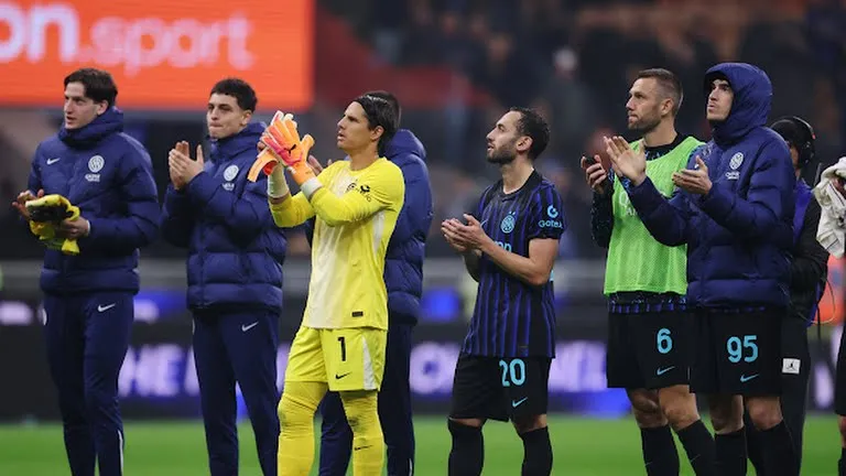 Bầu không khí cuồng nhiệt tại San Siro sau chiến thắng 3-0 giúp Inter rút ngắn khoảng cách với đội đầu bảng