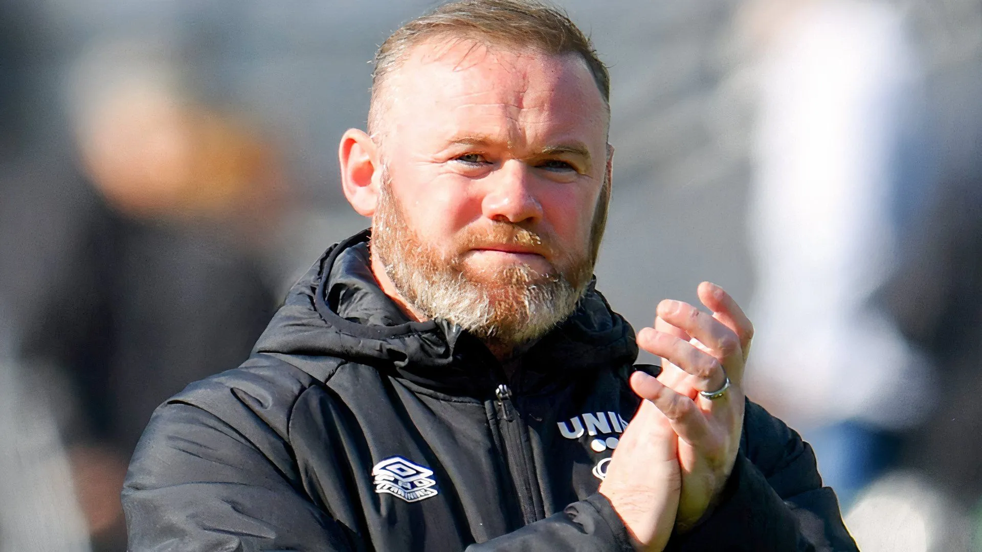 CĐV bày tỏ cảm xúc sau trận derby vùng, áp lực gia tăng cho ban huấn luyện