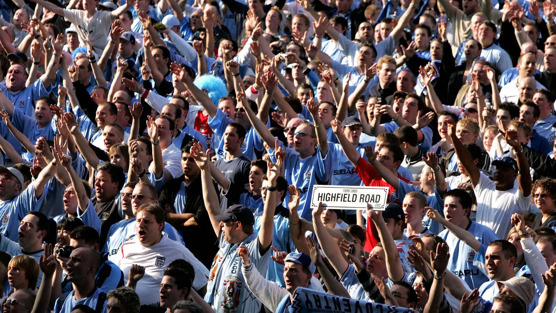 CĐV Coventry City thể hiện cảm xúc hỗn hợp trên khán đài