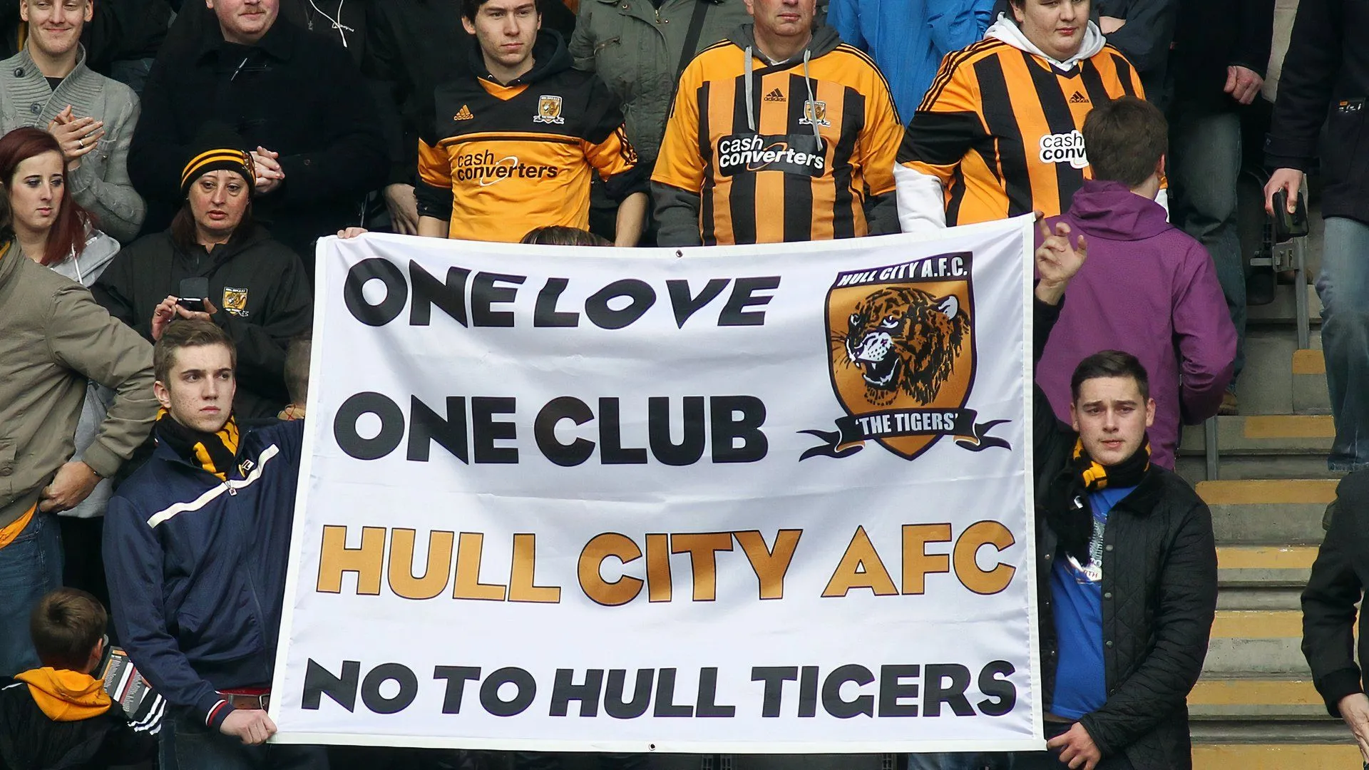 CĐV Hull City phản đối thay đổi tên câu lạc bộ