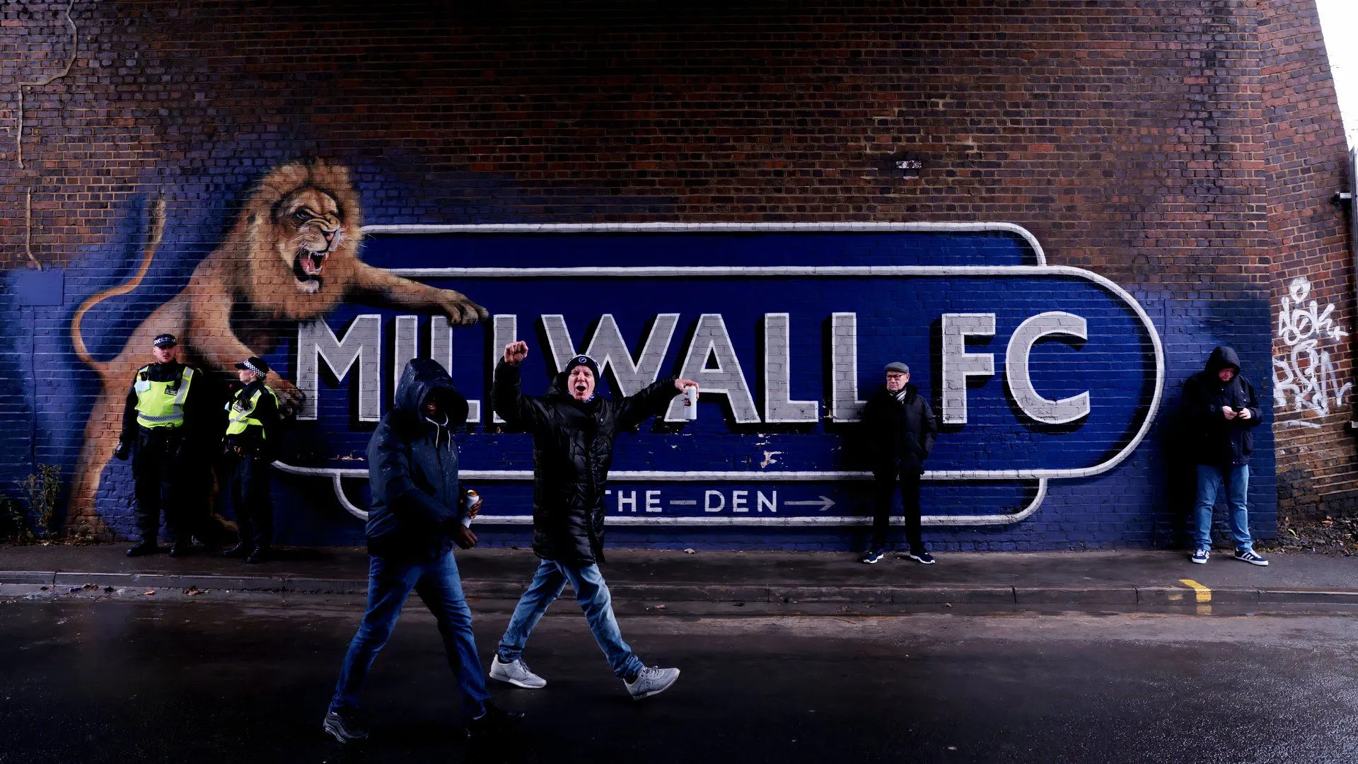 CĐV Millwall tạo bầu không khí áp đảo ở The Den
