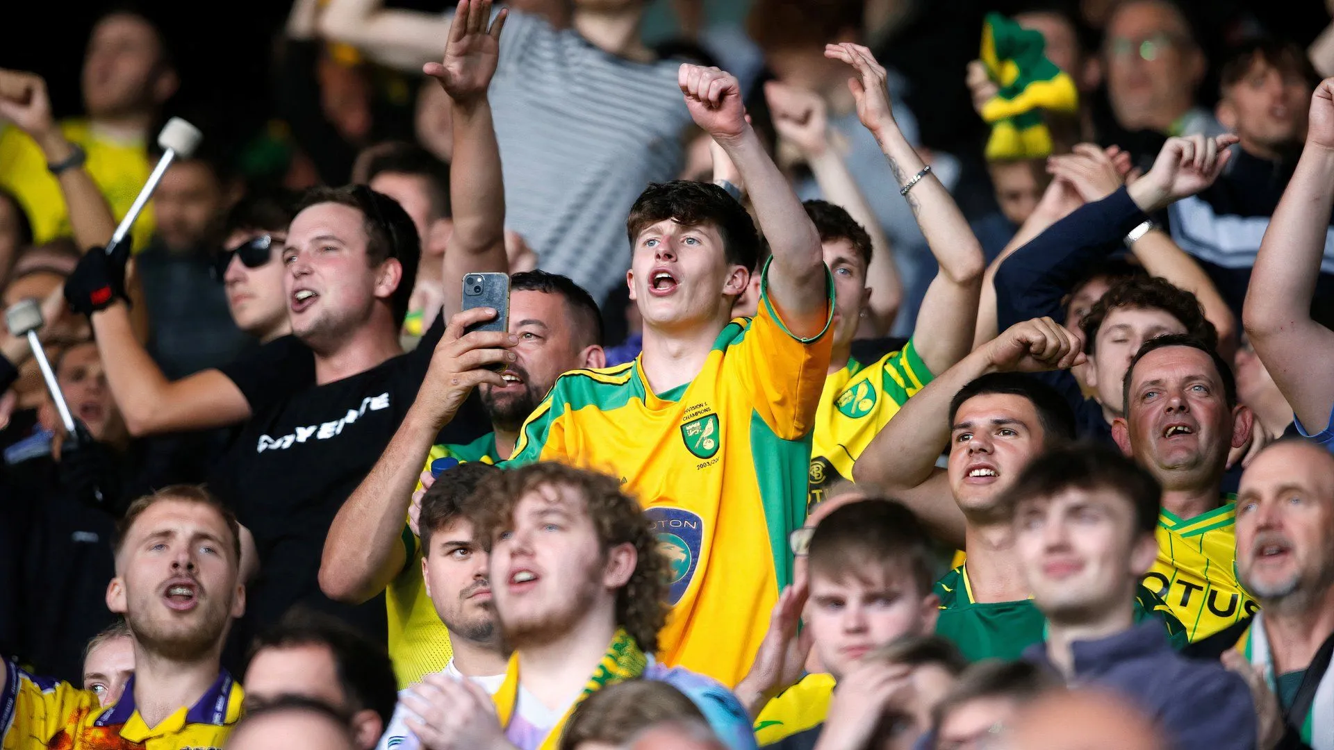 CĐV Norwich ăn mừng và tiếc nuối tại Carrow Road