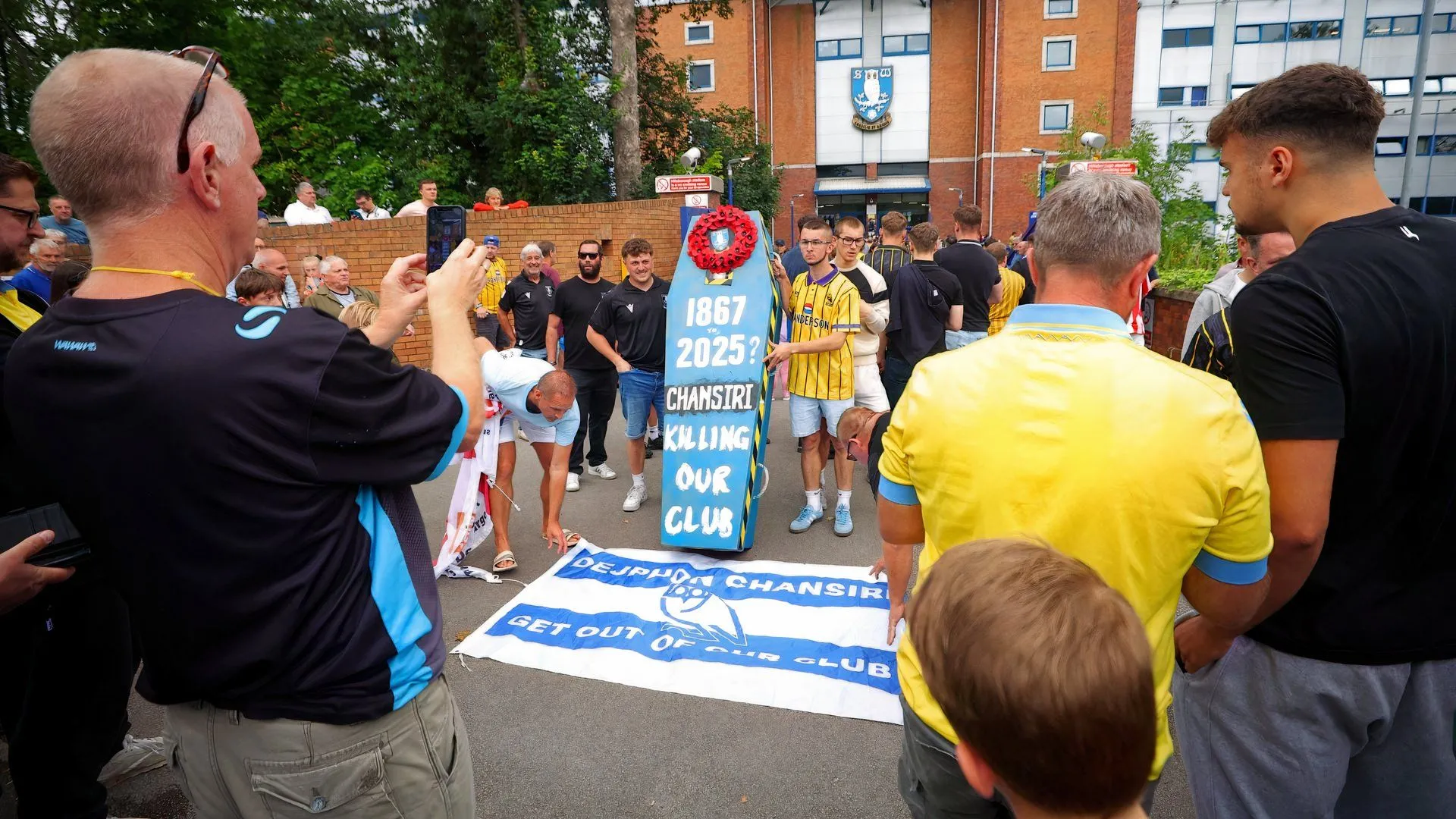 CĐV Sheffield Wednesday biểu tình phản đối chủ sở hữu bên ngoài Hillsborough