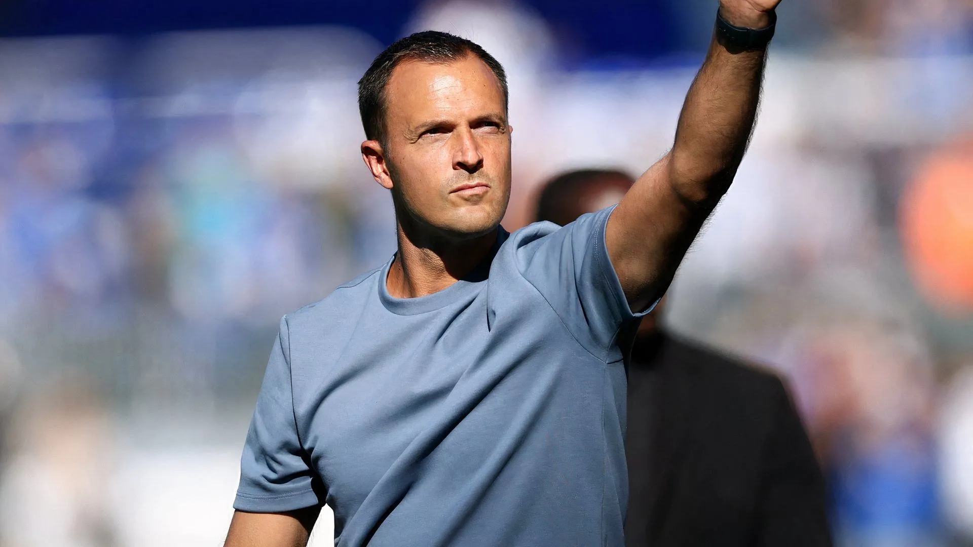 Chris Davies quan sát cổ vũ đội bóng trên băng ghế huấn luyện