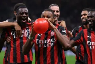 Christopher Nkunku ăn mừng bàn thắng cho AC Milan trong Coppa Italia