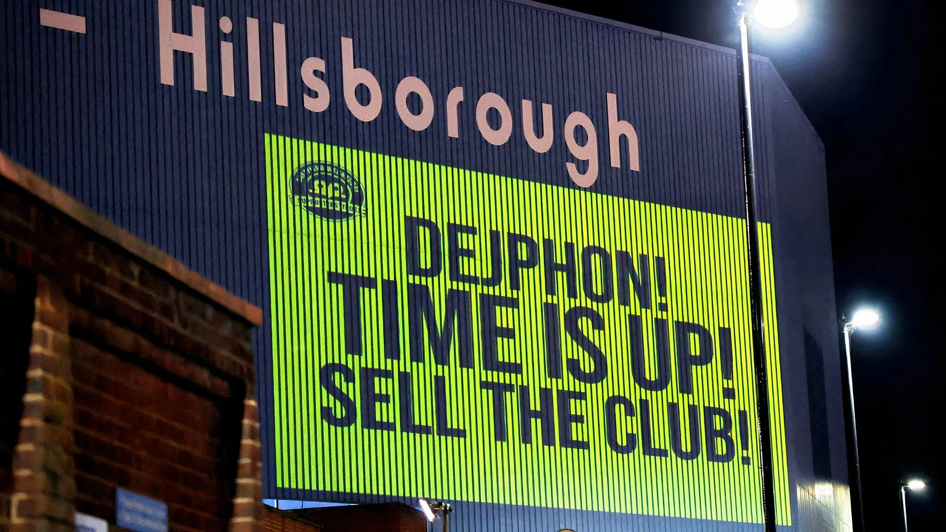 Cổ động viên biểu tình phản đối chủ sở hữu Dejphon Chansiri bên ngoài Hillsborough