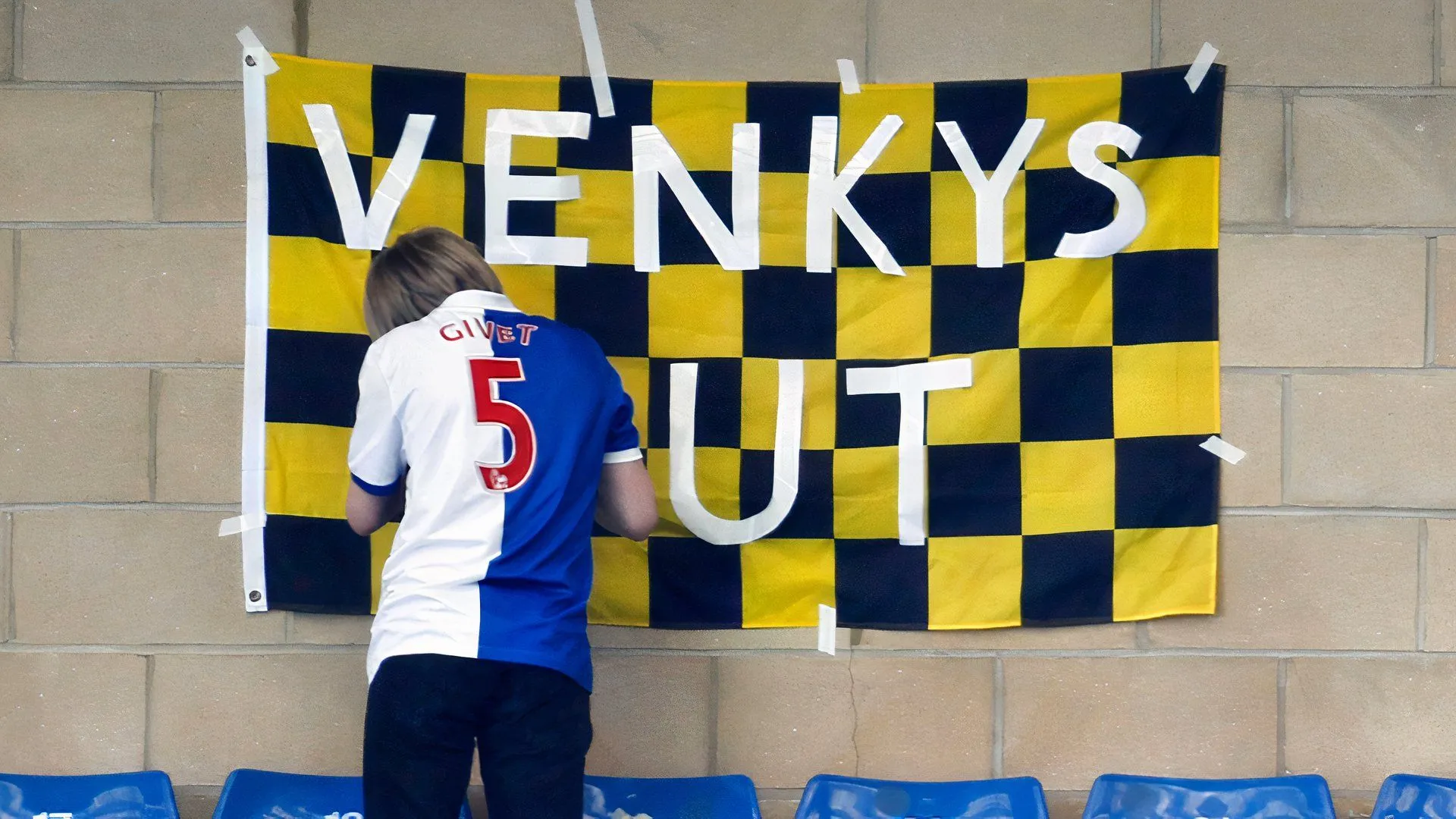 Cổ động viên Blackburn Rovers biểu tình phản đối chủ cũ The Venky's trước đây