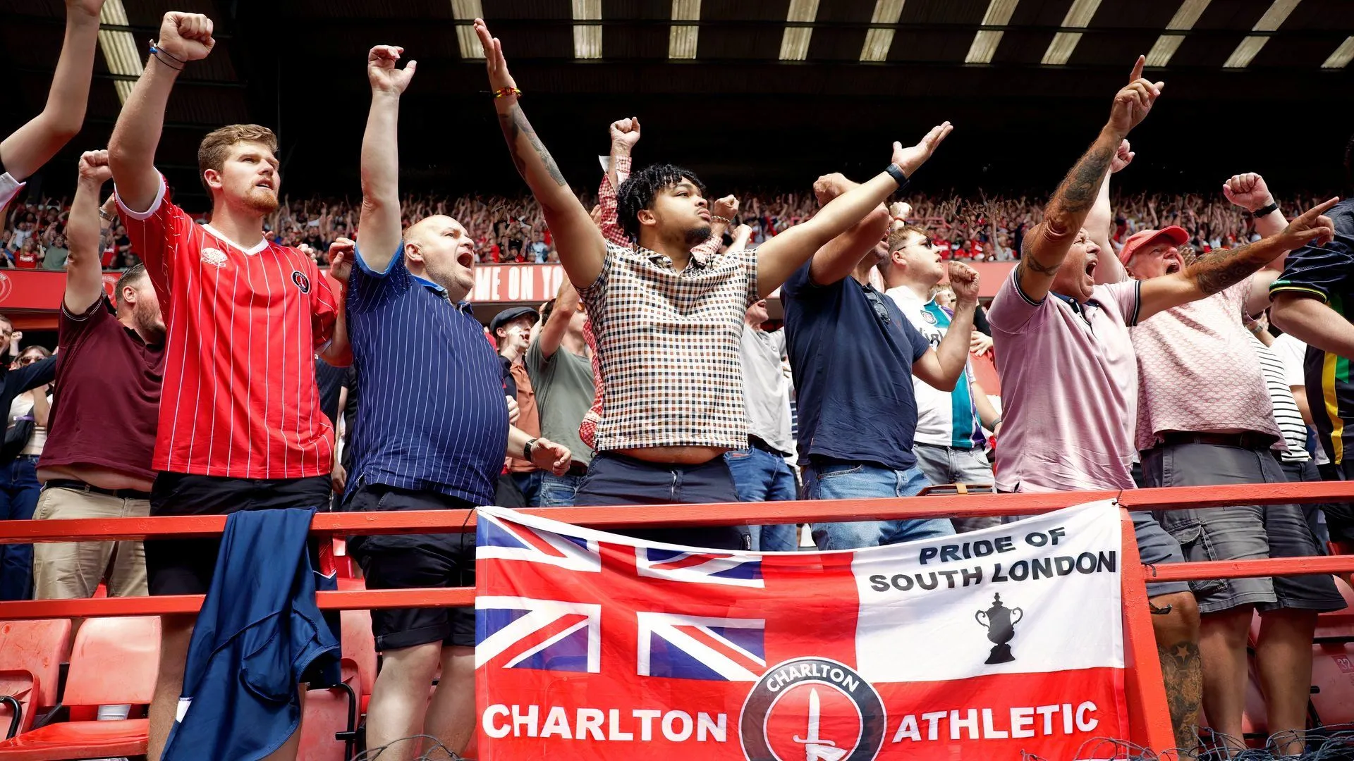 Cổ động viên Charlton Athletic trên khán đài The Valley trong một trận đấu quan trọng