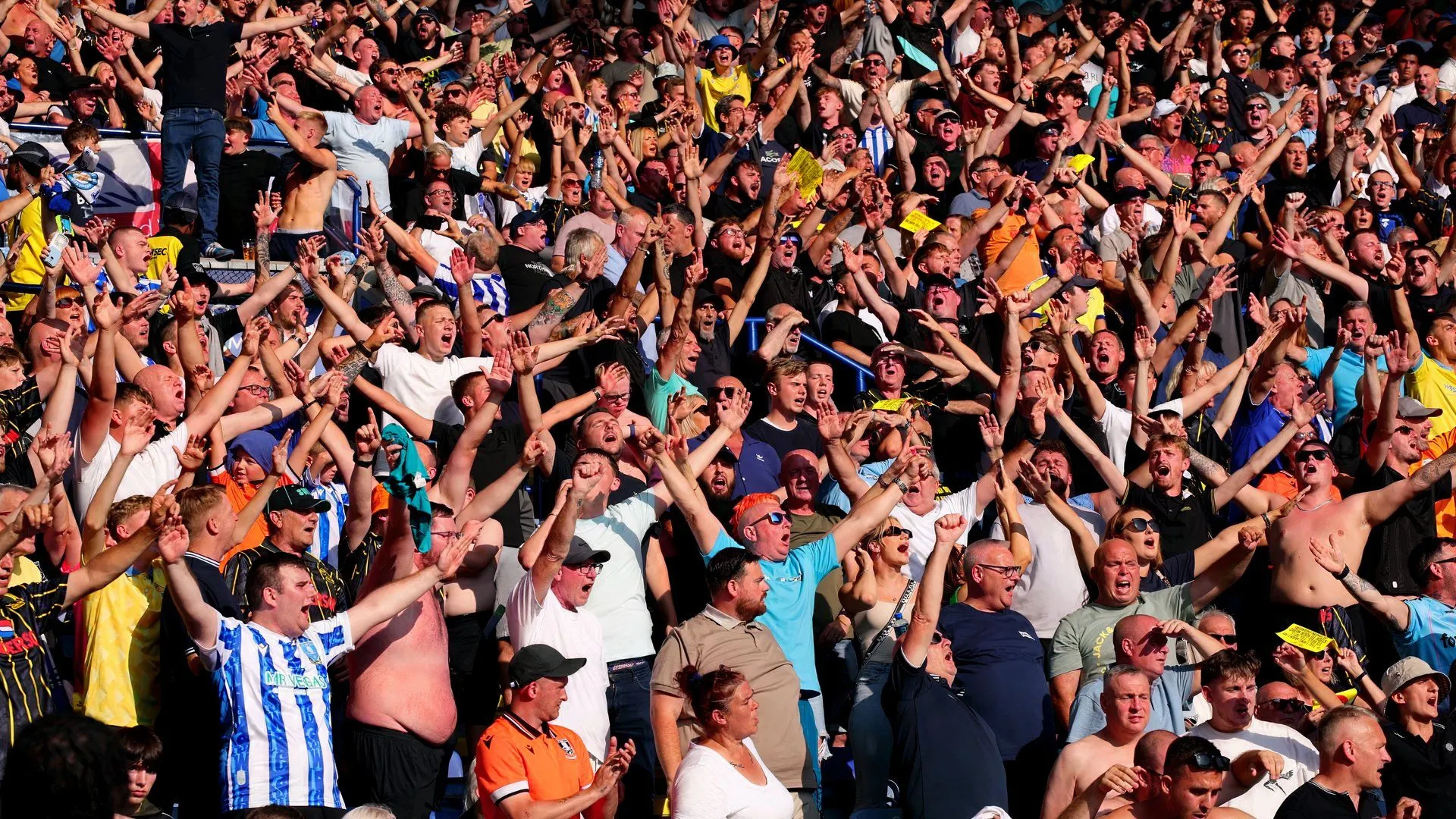 Cổ động viên Sheffield Wednesday tại khán đài Hillsborough trong một trận đấu