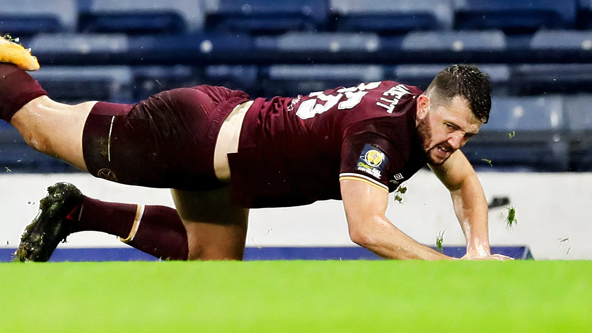 Craig Halkett trong màu áo Hearts, biểu tượng lãnh đạo hàng thủ