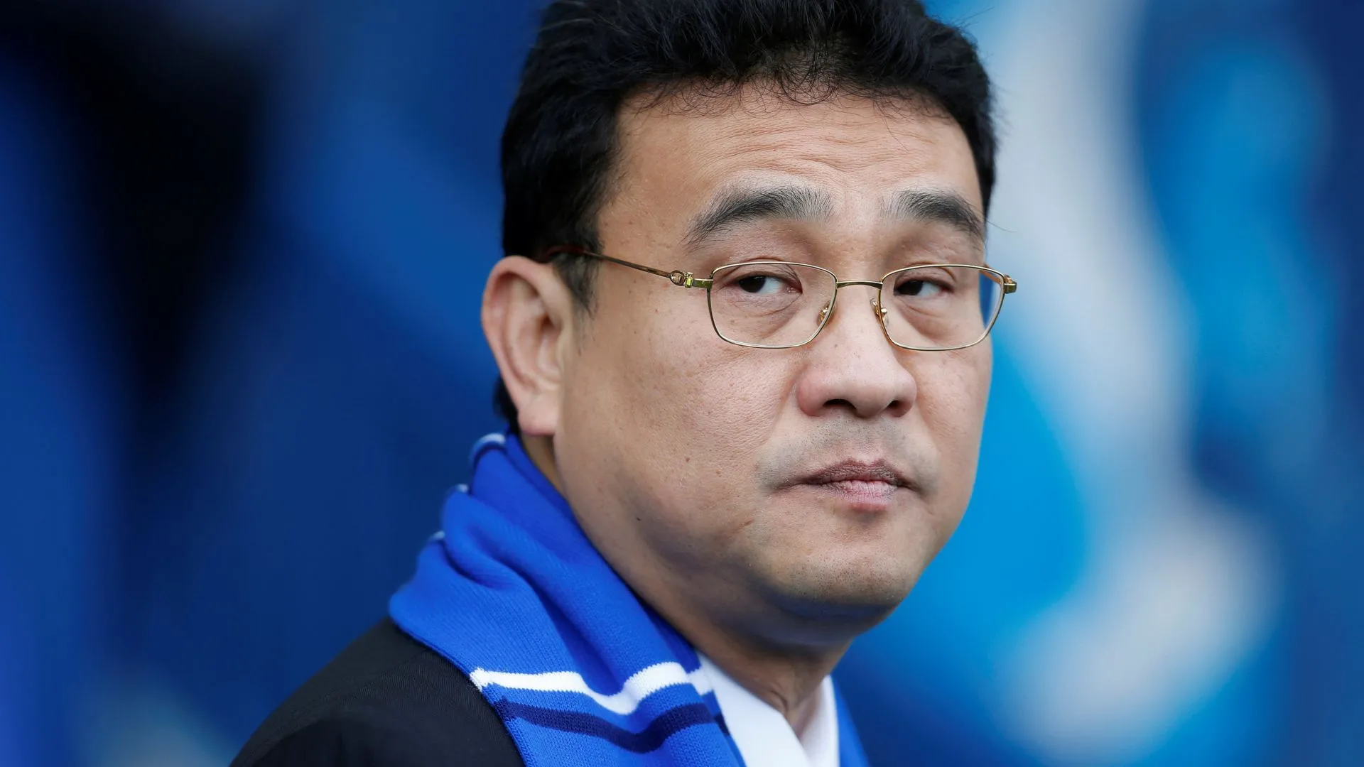 Dejphon Chansiri, chủ sở hữu liên quan đến quyết định bán sân và CLB