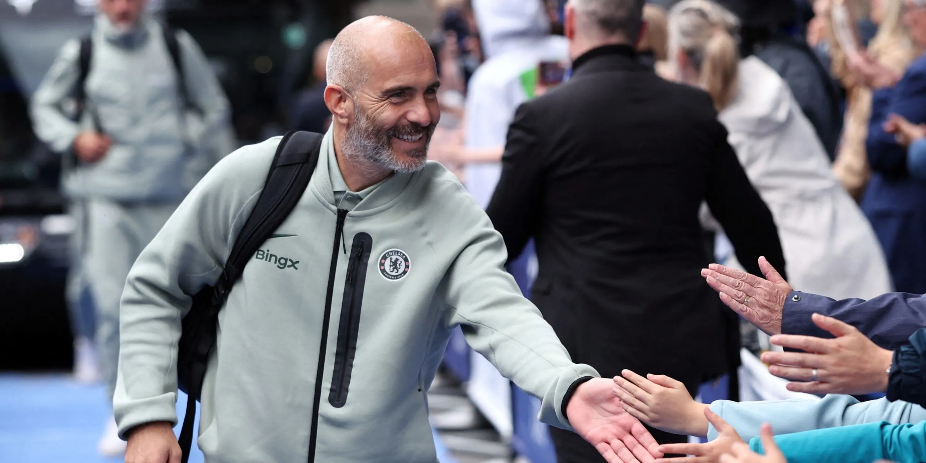 Enzo Maresca chỉ đạo trên đường biên, hình ảnh thể hiện áp lực chuyên môn và chiến thuật ông đang triển khai tại Chelsea