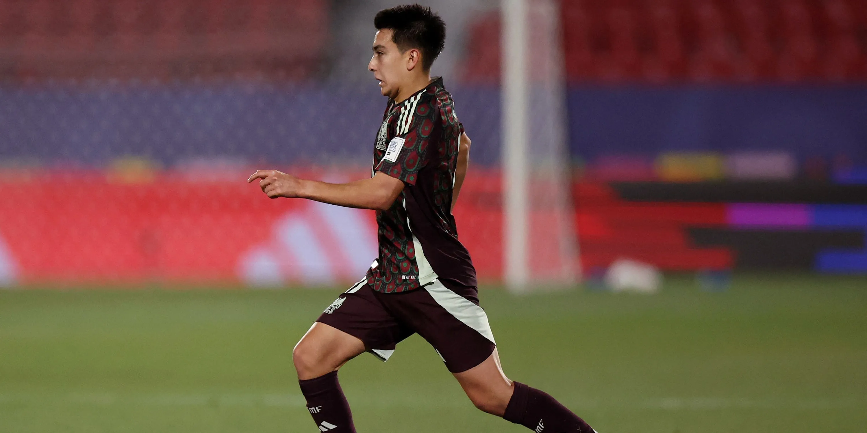 Gilberto Mora trong màu áo U20 Mexico tranh bóng tại U20 World Cup