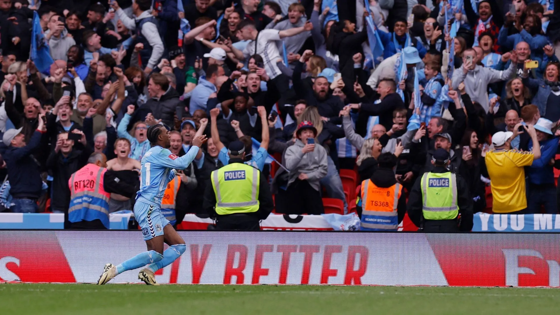Haji Wright trong màu áo Coventry City, biểu tượng cho nỗ lực cạnh tranh trở lại Premier League