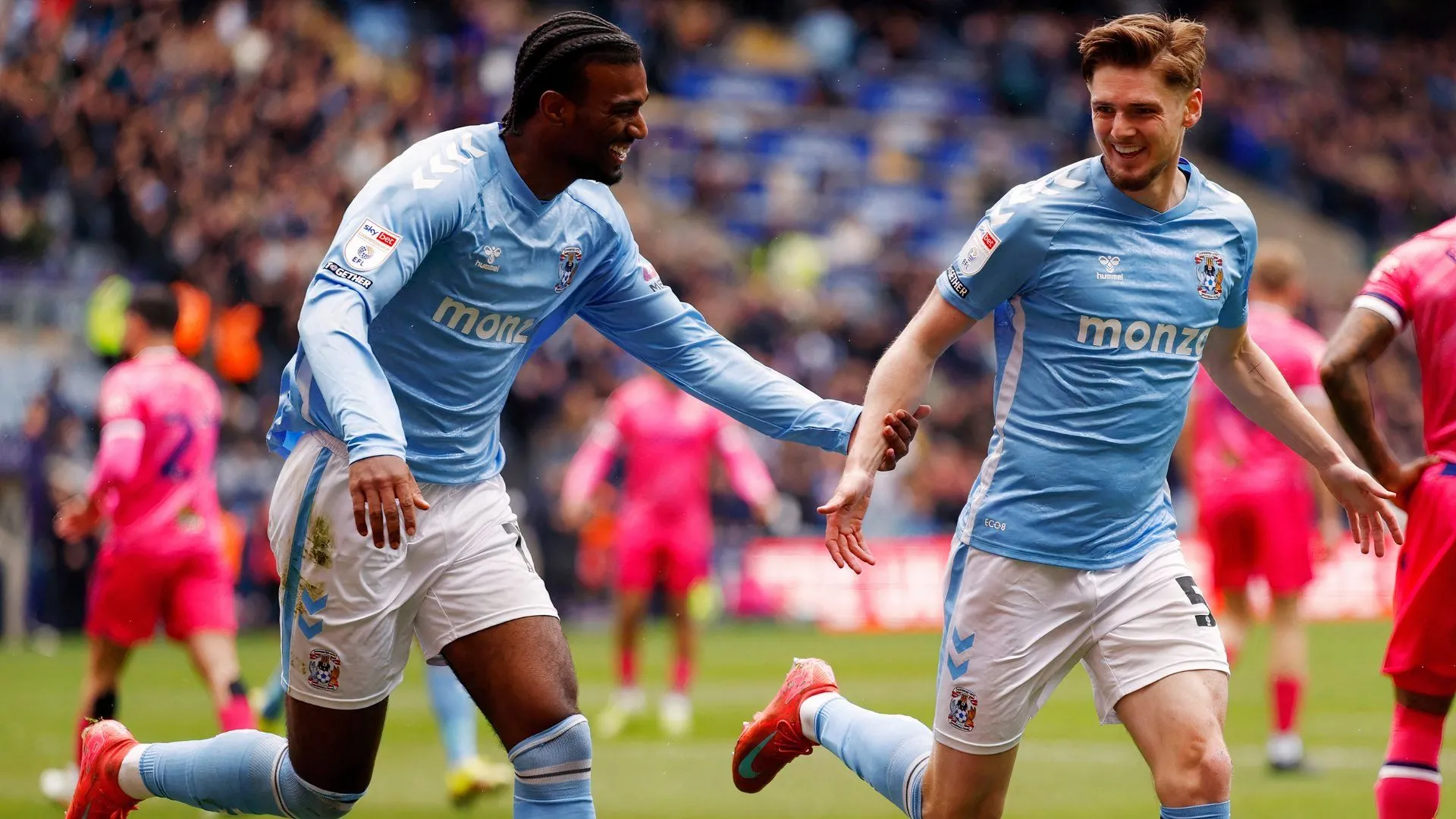 Haji Wright và Jack Rudoni trong màu áo Coventry City