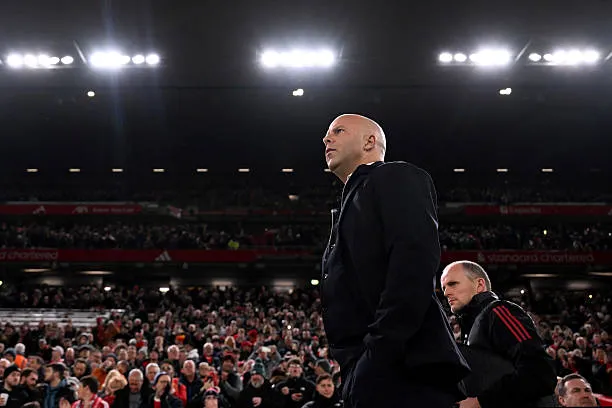 HLV Arne Slot chịu áp lực lớn, cần thời gian để cân bằng lịch thi đấu, chiến thuật và lựa chọn nhân sự.