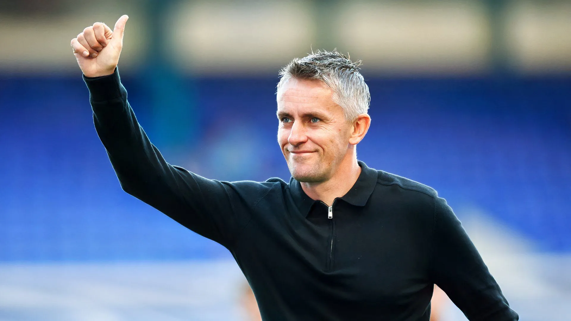 HLV Kieran McKenna của Ipswich Town theo dõi trận đấu tại Portman Road