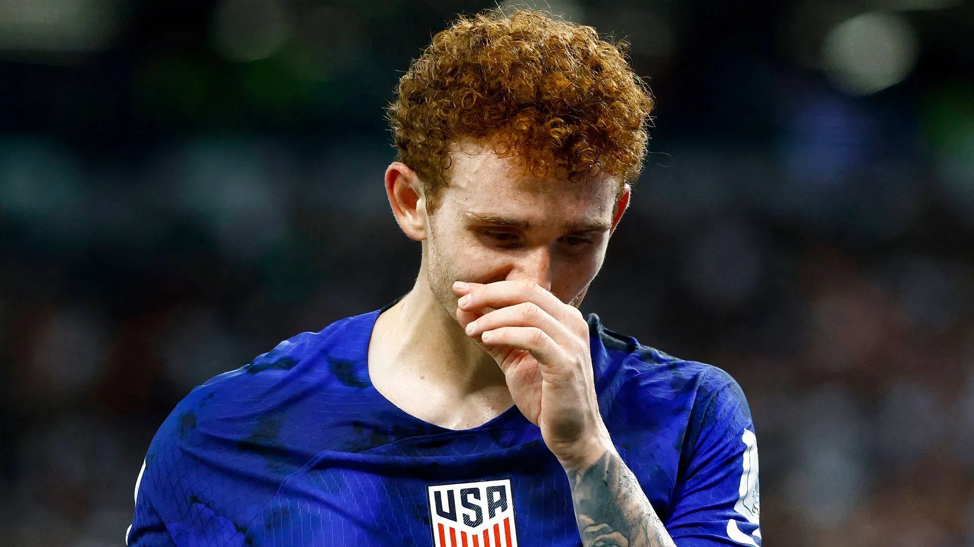Josh Sargent thi đấu cho tuyển Mỹ, nỗ lực tranh chấp bóng ở vùng cấm