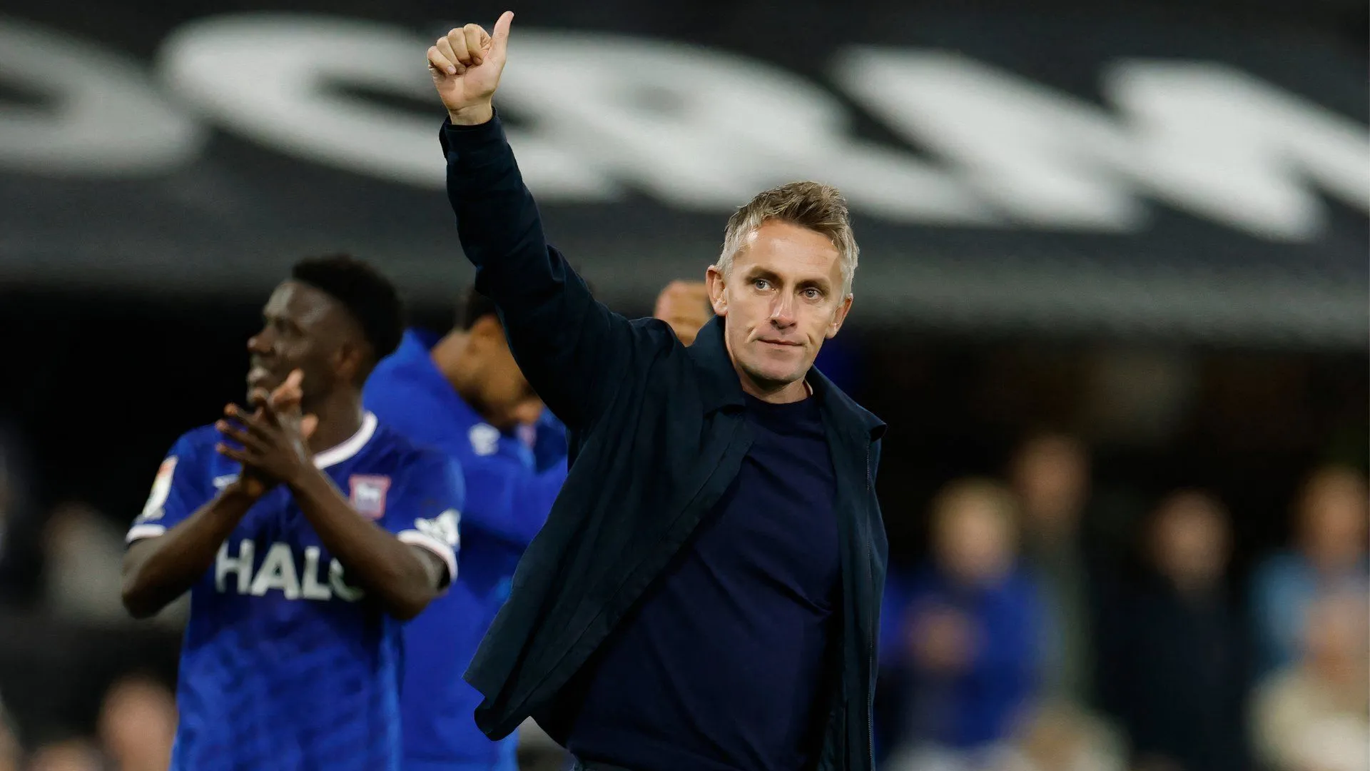 Kieran McKenna điều chỉnh chiến thuật Ipswich Town trong buổi tập trước trận