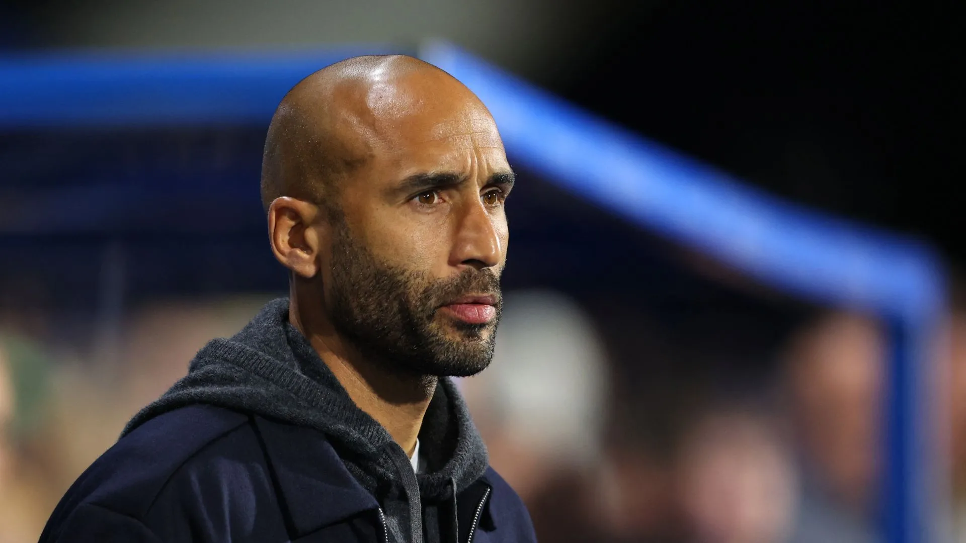 Lee Grant quan sát huấn luyện tại Huddersfield, HLV đang chịu áp lực với khởi đầu không như ý của đội bóng