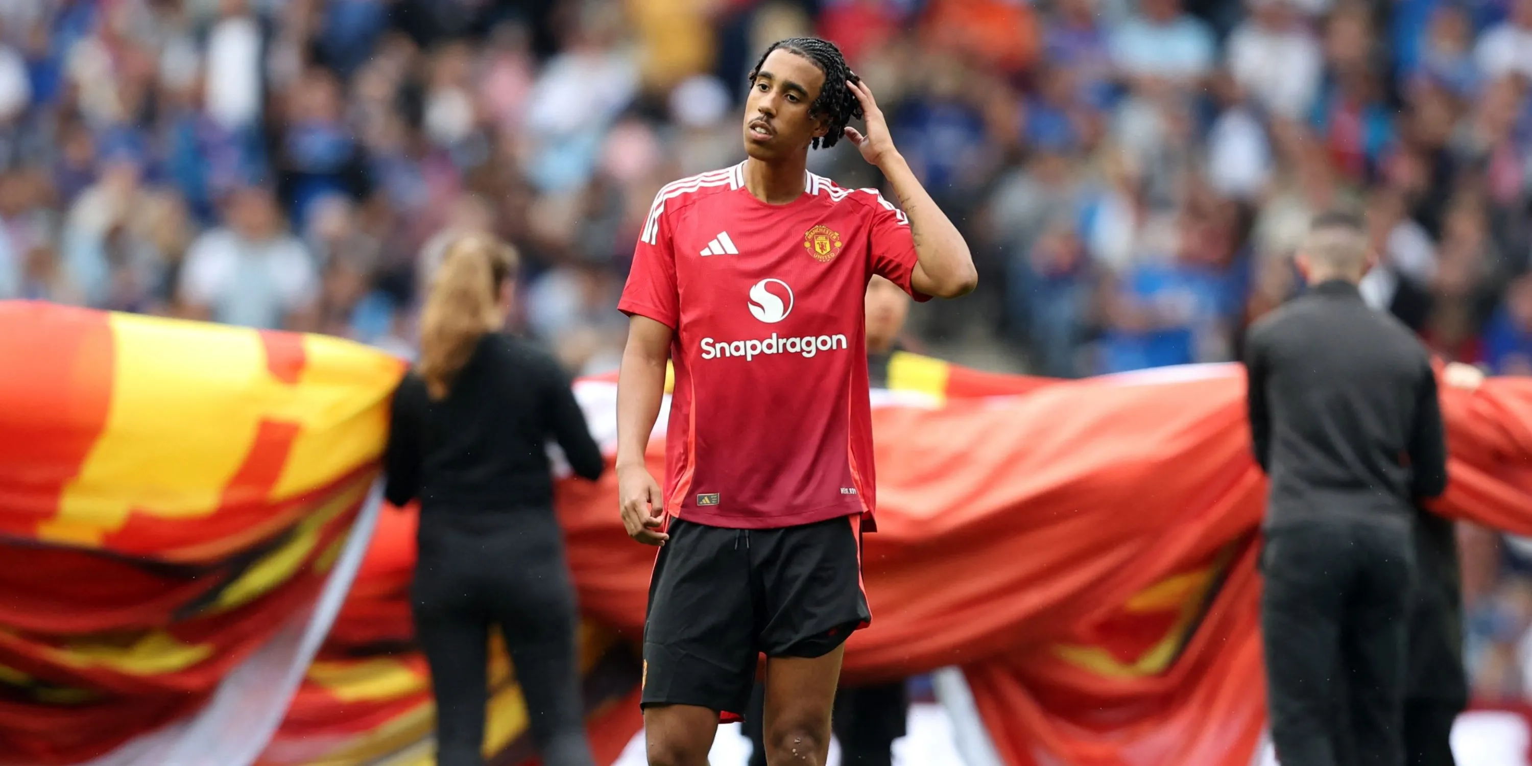 Leny Yoro trong tình huống phòng ngự và chuyền dài cho Man Utd