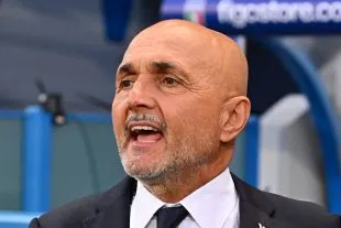 Luciano Spalletti trong sự kiện liên quan tới đội bóng, hình ảnh gợi nhắc khả năng ảnh hưởng chiến thuật của HLV mới tới cầu thủ như Jonathan David