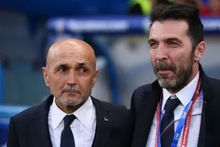 Luciano Spalletti và Gigi Buffon trong trận đấu tuyển Italy, biểu tượng liên hệ giữa HLV mới và lịch sử Juventus