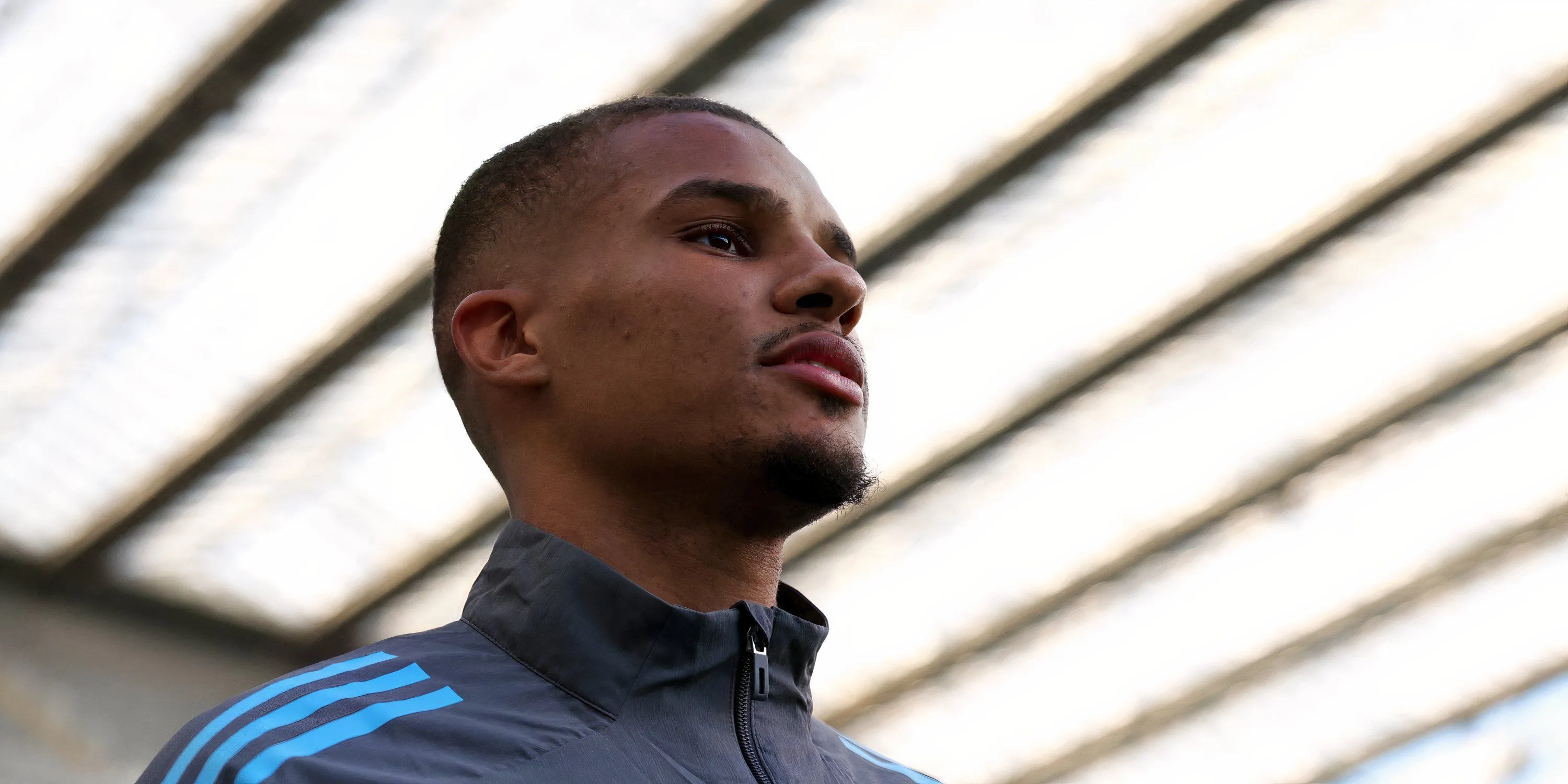 Malick Thiaw bật cao tranh bóng, thể hiện khả năng không chiến và đọc tình huống tốt cho Newcastle