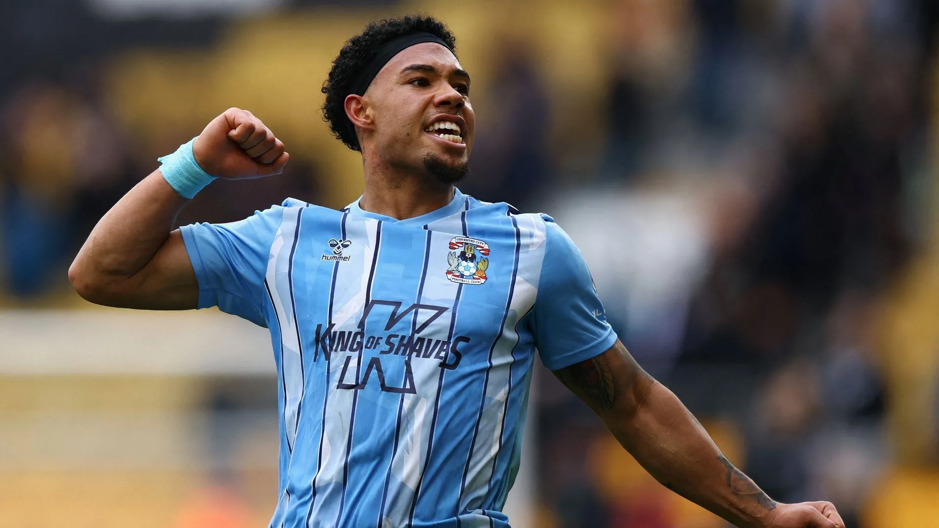 Milan van Ewijk thi đấu năng nổ, hỗ trợ tấn công và kiến tạo cho Coventry