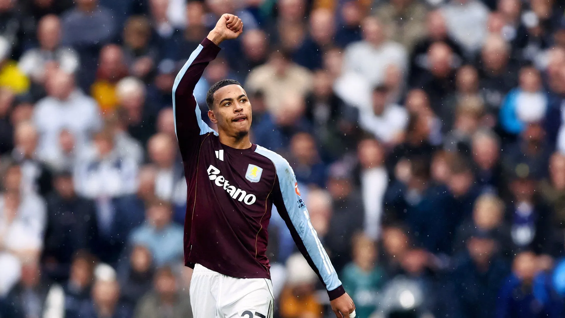 Morgan Rogers trong màu áo Aston Villa chạy đua với bóng tại Villa Park