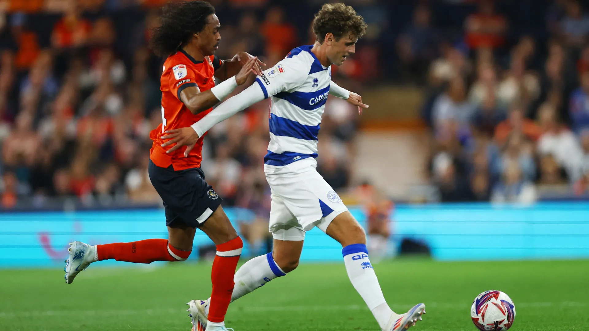 Nicolas Madsen ăn mừng trên sân trong màu áo QPR