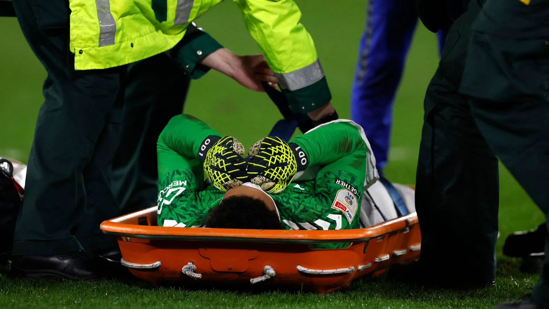 Oliver Dovin bị chấn thương ACL, ảnh chụp tình huống rời sân trong màu áo Coventry