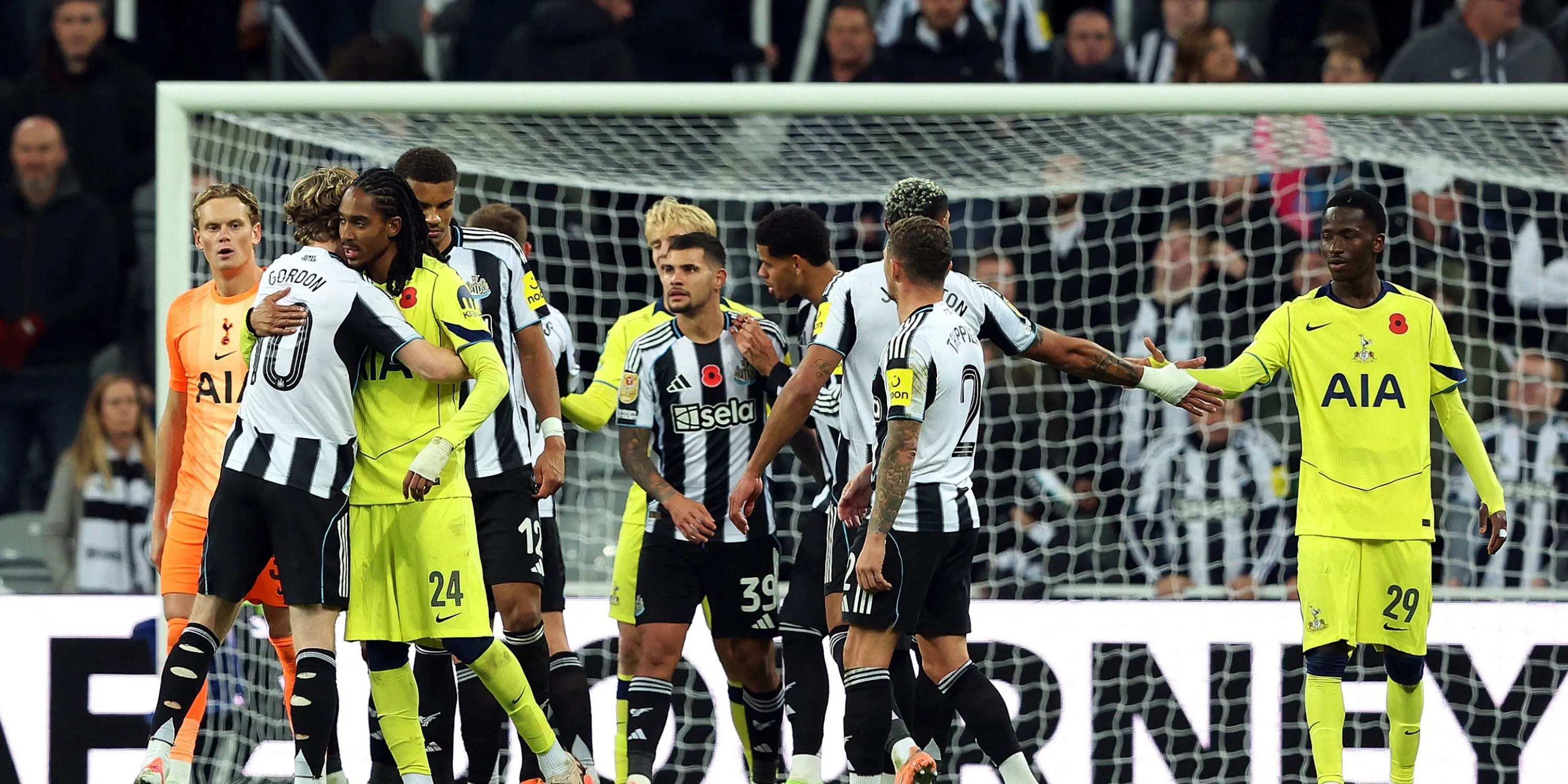 Pape Sarr thi đấu ở tuyến giữa nhưng không tạo được đột biến trước Newcastle