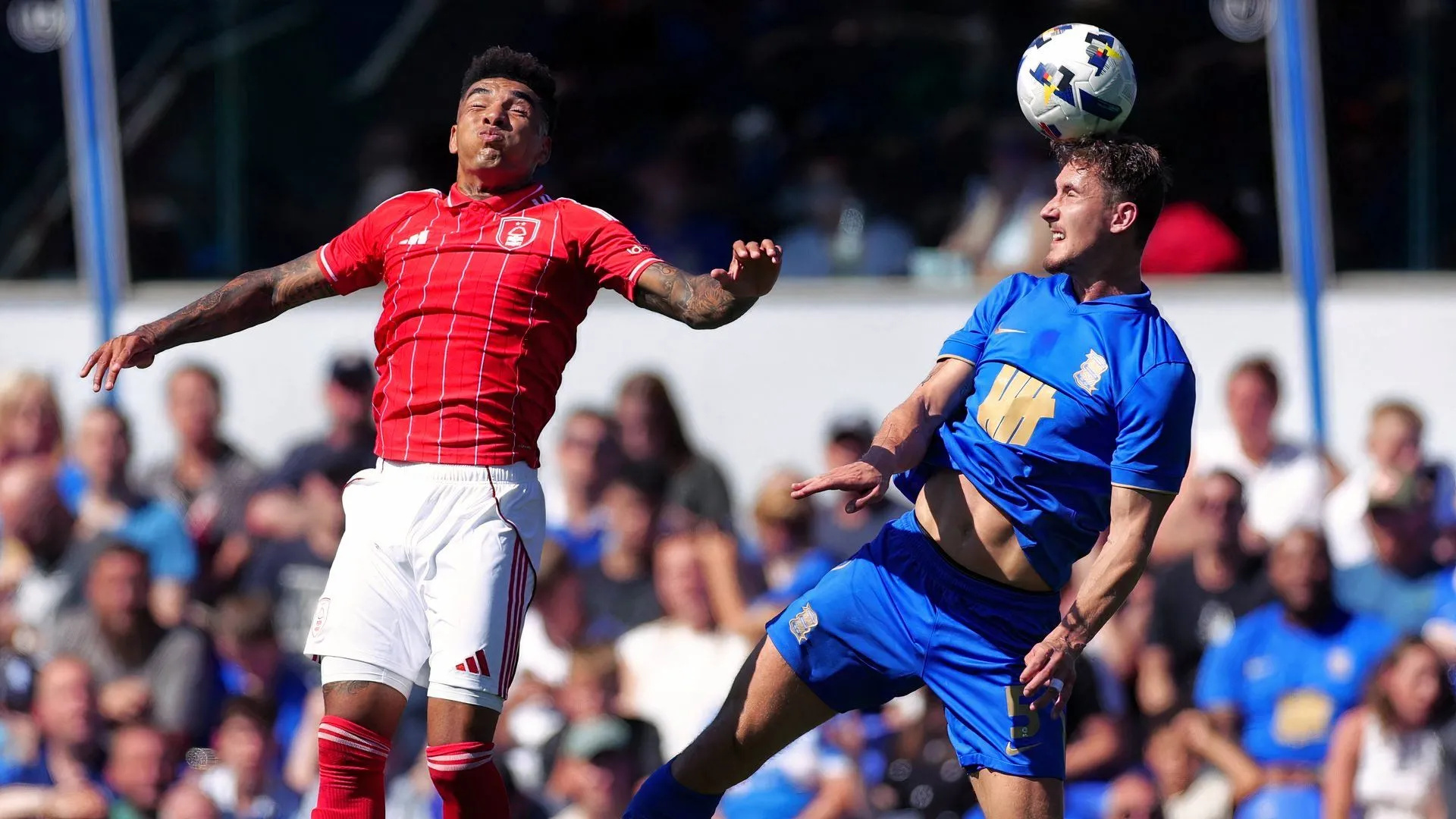 Phil Neumann đánh đầu ghi bàn cho Birmingham City tại Deepdale, thể hiện sức mạnh không chiến và khả năng phòng ngự