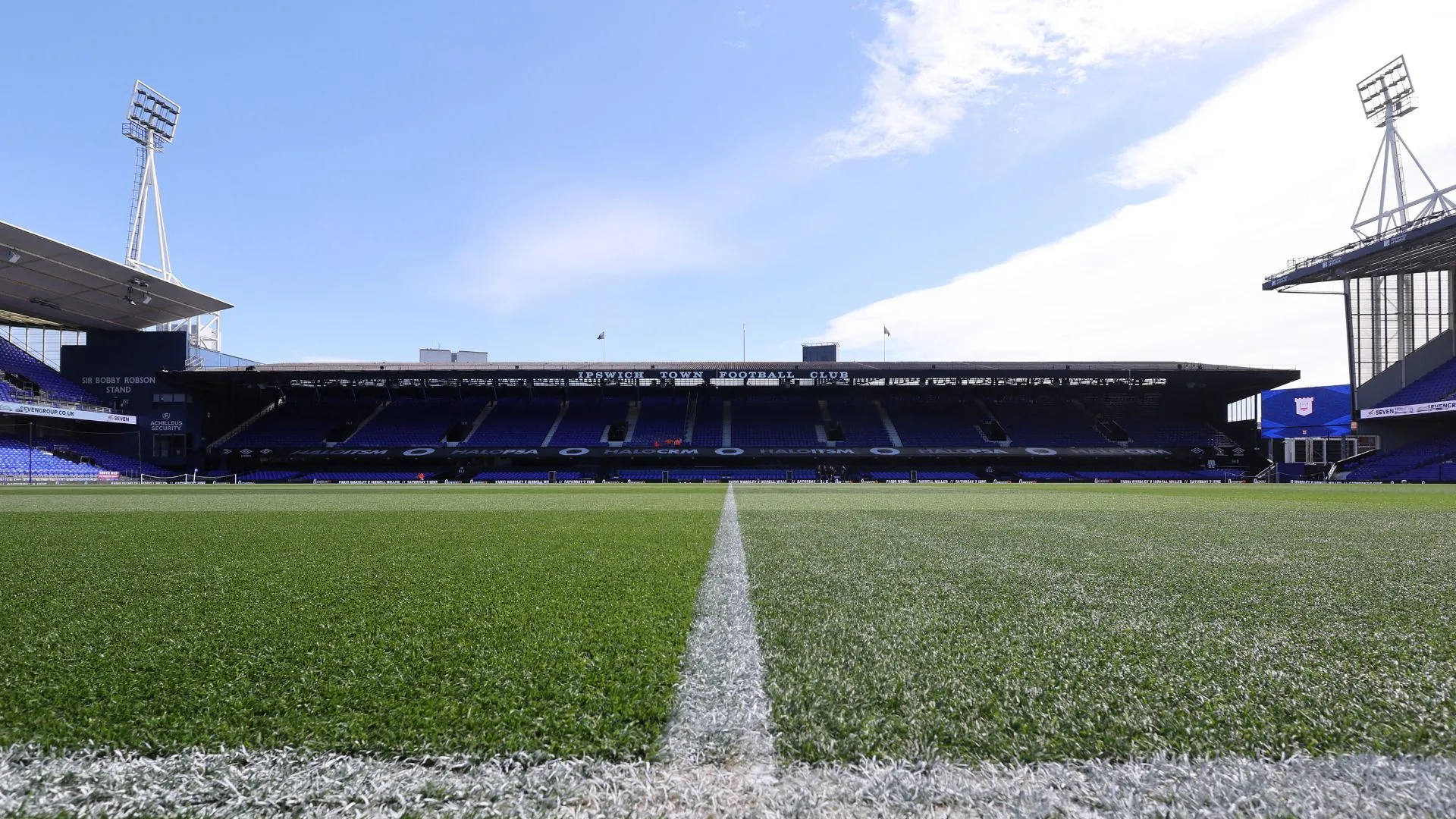 Portman Road, sân nhà của Ipswich Town, biểu tượng cho sự hồi sinh và tham vọng thăng hạng