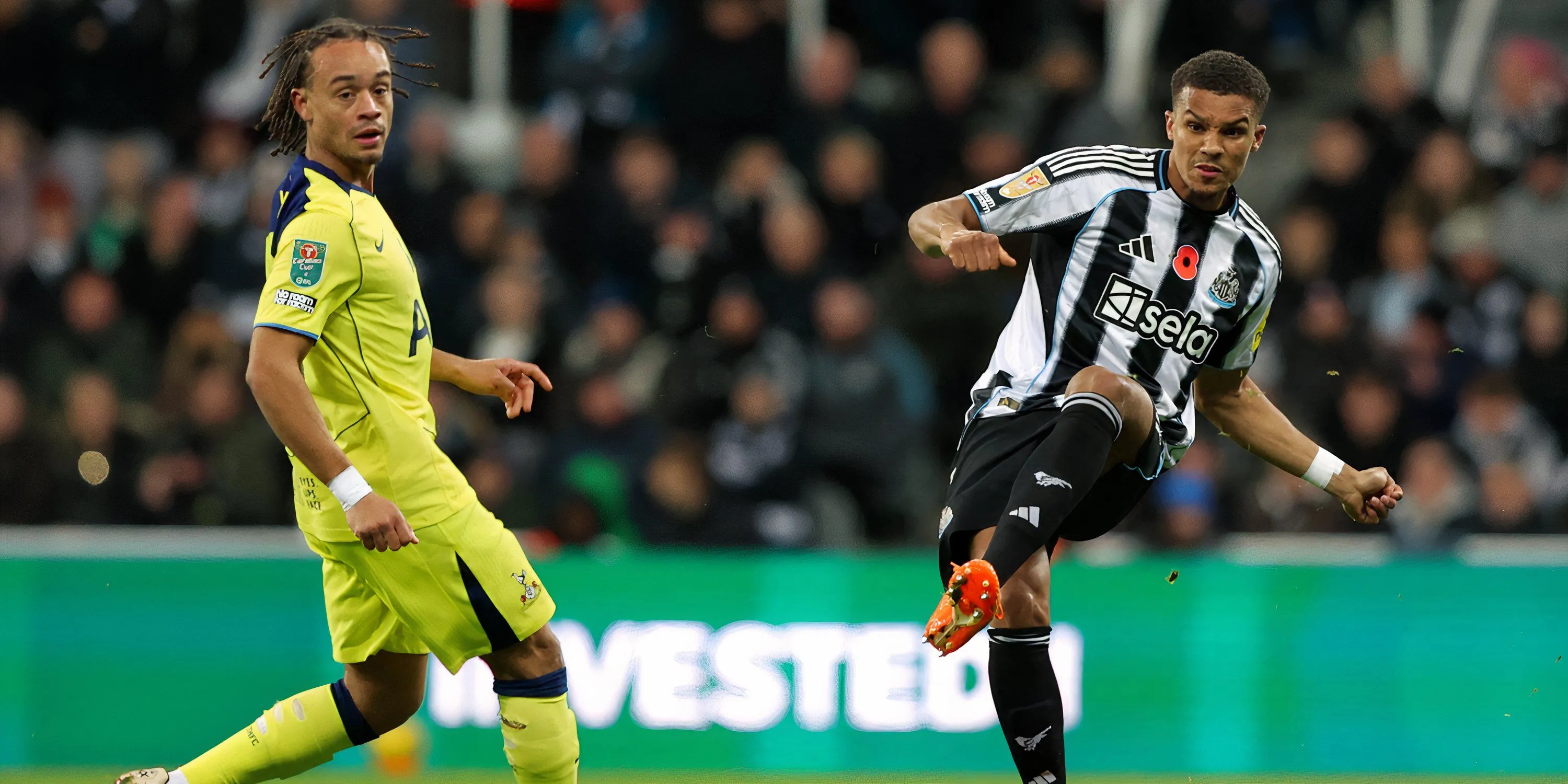 Thiaw trong pha tranh chấp ở trận gặp Tottenham, thể hiện sự đa năng từ phòng ngự đến hỗ trợ tấn công