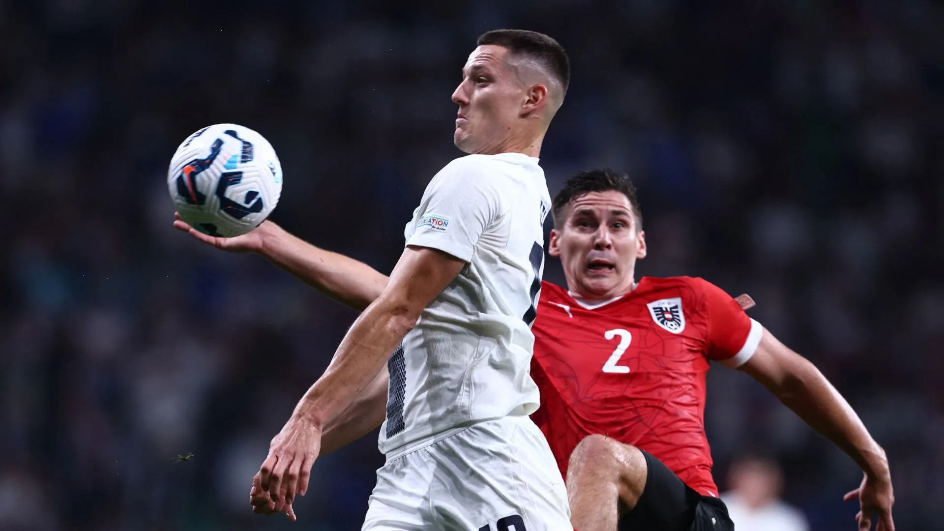 Zan Celar trong màu áo tuyển Slovenia, hình ảnh thể hiện khả năng tranh chấp và dứt điểm từng giúp anh tỏa sáng ở Lugano